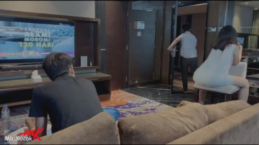 Awasi temanmu yang tidak di rumah dan bercinta dengan istrimu