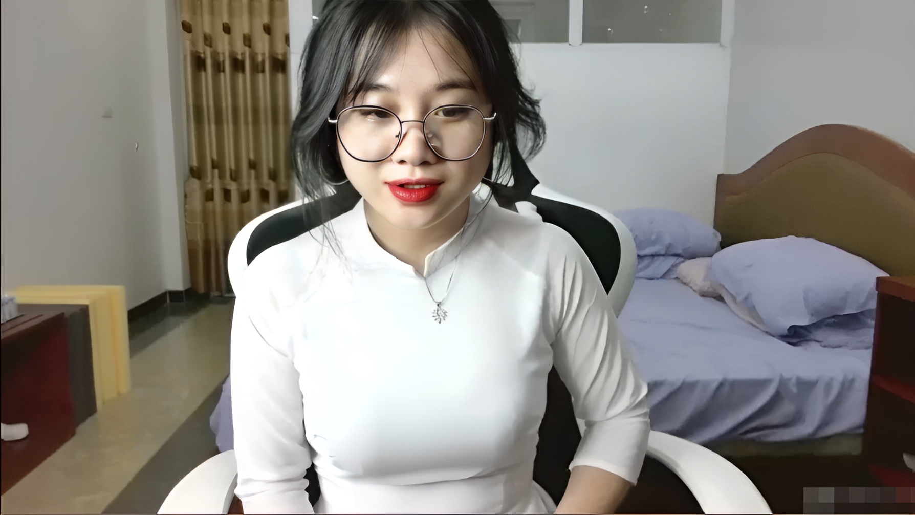 Saya berlatih masturbasi dengan kacamata dan ao dai...